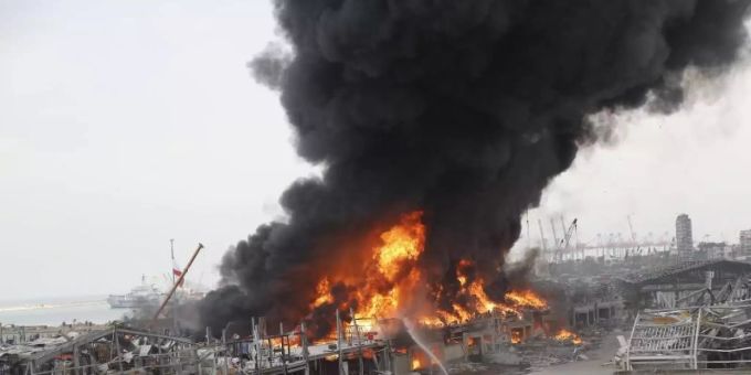 Rettungskräfte löschen das Feuer, das im Hafen von Beirut brennt. Foto: Hussein Malla/AP/dpa Rettungskräfte löschen das Feuer, das im Hafen von Beirut brennt. Foto: Hussein Malla/AP/dpa