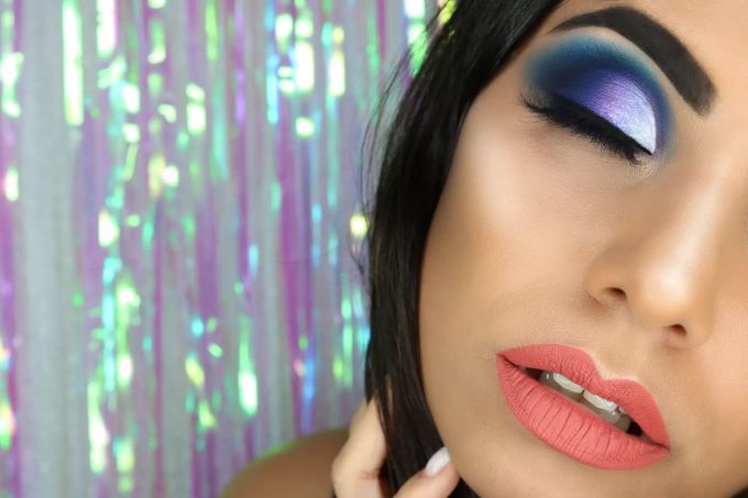 Vanessa zeigt ihre Make Up Talente Frau geschminkt