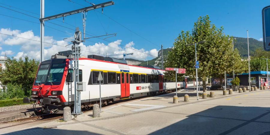 Regionalzug der SBB (ehemals OeBB) im Bahnhof Oensingen. Oensingen ist ein regionaler Verkehrsknotenpunkt mit Verbindungen nachZürich / Bern-Genf, Balsthal, Niederbipp/Neuendorf/Solothrn (Bipperlisi) und die umliegenden Gemeinden im Bezirk Gäu.
