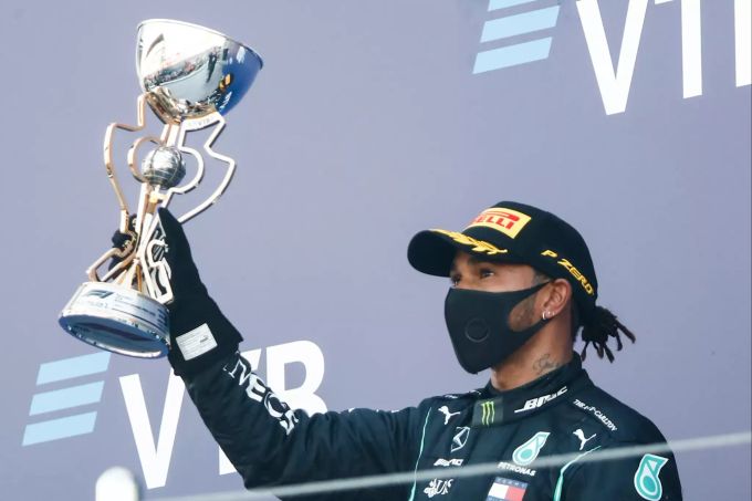 Lewis Hamilton (Mercedes) feiert auf dem Podest beim Russland-GP der Formel 1. Lewis Hamilton Formel 1