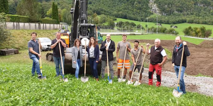 Spatenstich für den neuen Begegnungsplatz «Generationen in Bewegung» in Netstal.