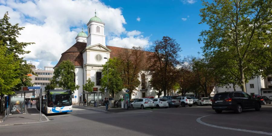 Der Munzingerplatz mit der Stadtkirche St Martin in Olten.