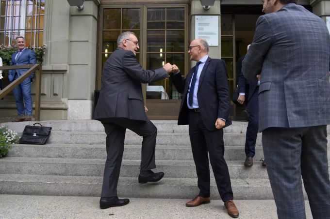Bundesrat Guy Parmelin, zweite-links, und Nicolo Paganini, Nationalrat CVP-SG und Präsident Schweizer Tourismusverband, zweite-rechts, begrüssen sich. TOURISMUSBRANCHE Coronavirus