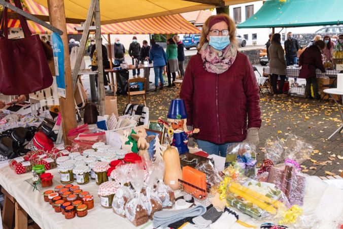Esther Gurtner bietet Eingemachtes an, unter anderem eine feurige Chilipaste.