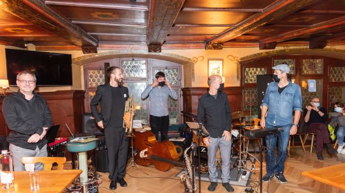 Verdienter Applaus, das Quintett spielt sich in die Herzen der Jazzfans.