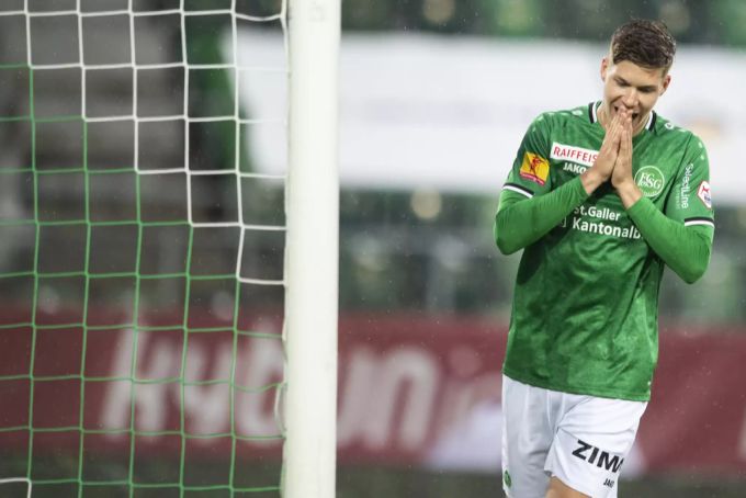 Wäre bei einer weiteren Gelben Karte gegen YB gesperrt: Knipser Cedric Itten. FC St.Gallen Itten
