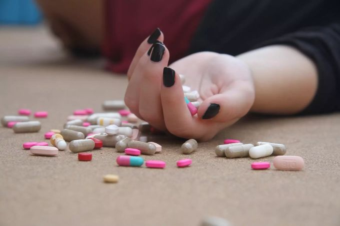 Medikamente und Drogen dienen oft als Ausweg im Kampf gegen Probleme. drogen