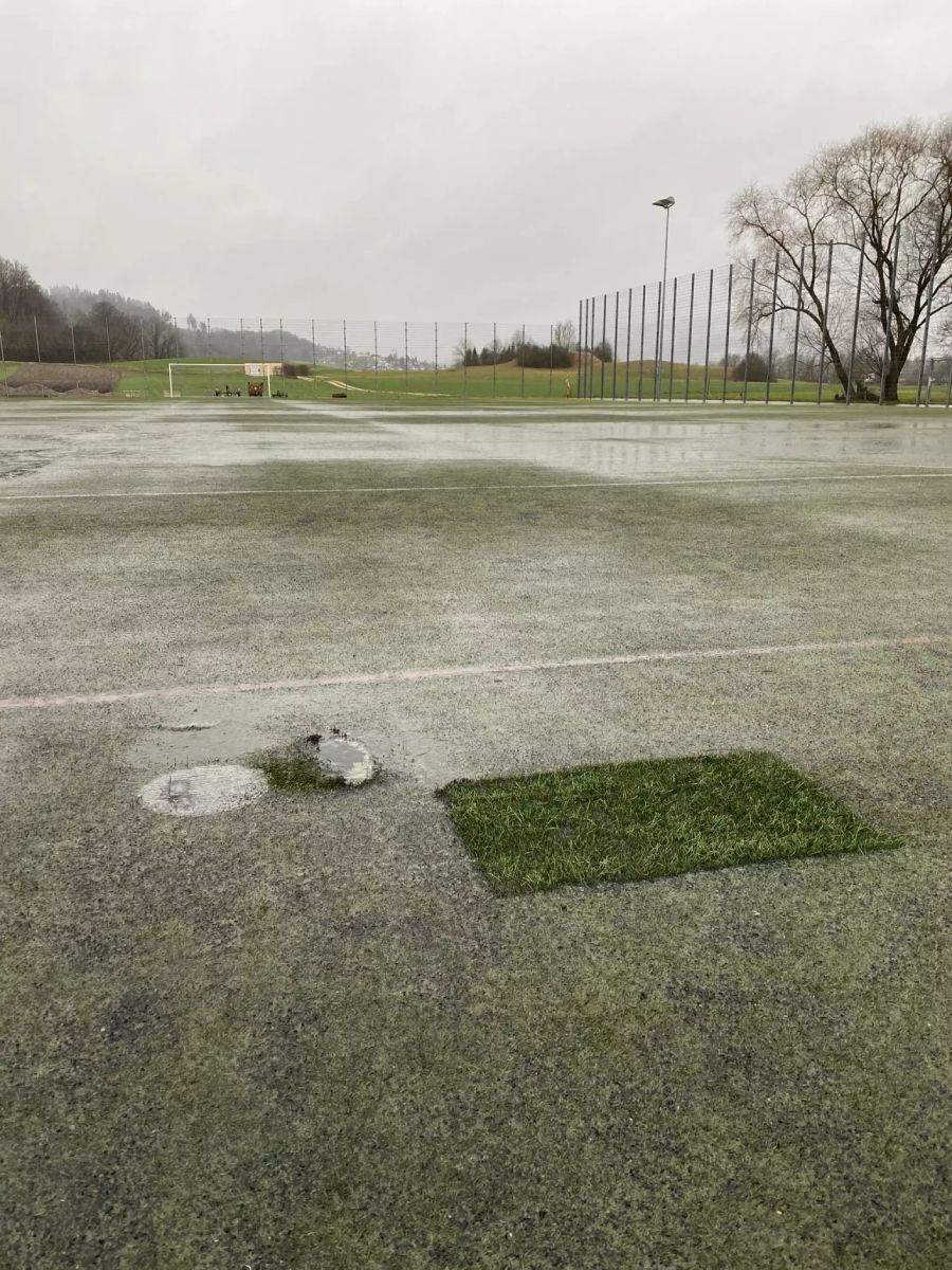 ... auch die Oberfläche hat unter der langjährigen Benutzung gelitten.