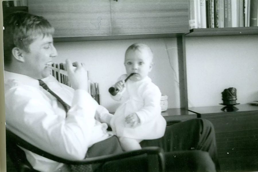 Christoph Blocher mit tochter Magdalena auf den Knien, die 1969 zur Welt kam.