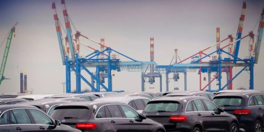 Autos von Mercedes-Benz im Hafen von Bremerhaven