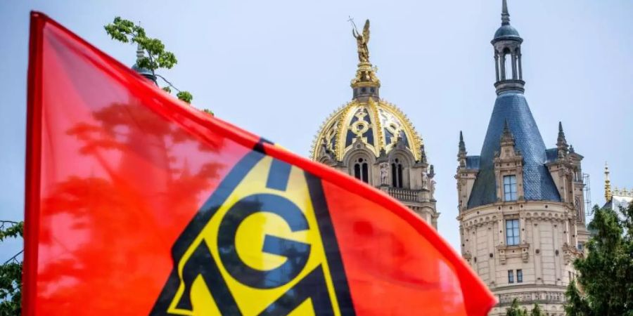 «Die Verlängerung der Regelungen zu Bezugsdauer und Aufzahlung auf das Kurzarbeitergeld begrüssen wir sehr, denn dies ist ein unverzichtbarer Baustein zur Bewältigung der akuten Corona-Krise», sagt IG-Metall-Chef Jörg Hofmann. Foto: Jens Büttner/dpa-Zentralbild/dpa