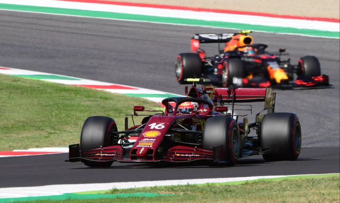 Charles Leclerc am Steuer des mit einer Sonderlackierung versehenen Ferrari SF1000 beim Formel-1-GP in Mugello. Ferrari Charles Leclerc Mugello