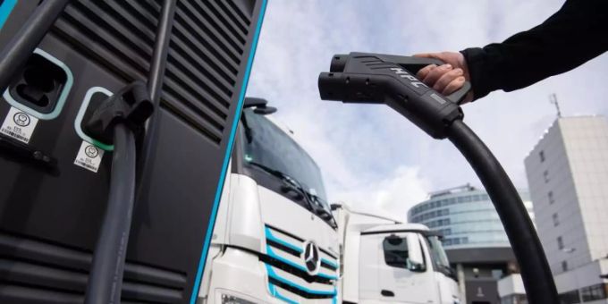 München/Hannover - Analyse: Netz-Investitionen für saubere Lkw «überschaubar»