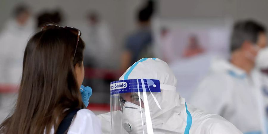 Eine Studentin besucht eine Covid-19 Teststrasse für 15 Minuten-Schnelltests. Sie lässt sich zu Beginn einer Lehrveranstaltung der WU-Wien, im Austria Center Vienna, testen. 3600 der aktuell rund 6600 aktiven Fälle in Österreich werden aus Wien gemeldet. Foto: Roland Schlager/APA/dpa