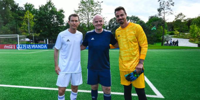 Gianni Infantino zwischen Stephan Lichtsteiner und Diego Benaglio. Fifa Gianni Infantino
