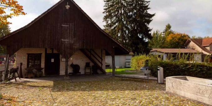 Die Schmitte in Bassersdorf ist die erste Station des Geschichtspfads. Kloten