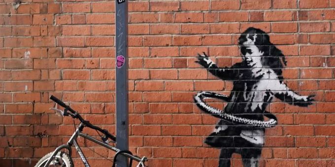 Das neueste Street-Art-Werk des britischen Künstlers Banksy auf einer Backsteinfassade in der Rothesay Avenue zeigt ein Mädchen, das mit einem Hula Hoop Reifen spielt. Foto: Tim Goode/PA Wire/dpa Das neueste Street-Art-Werk des britischen Künstlers Banksy auf einer Backsteinfassade in der Rothesay Avenue zeigt ein Mädchen, das mit einem Hula Hoop Reifen spielt. Foto: Tim Goode/PA Wire/dpa