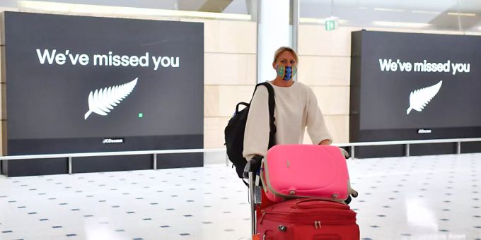 Eine Passagierin von Neuseeland kommt am Sydney International Airport an. Sydney Airport