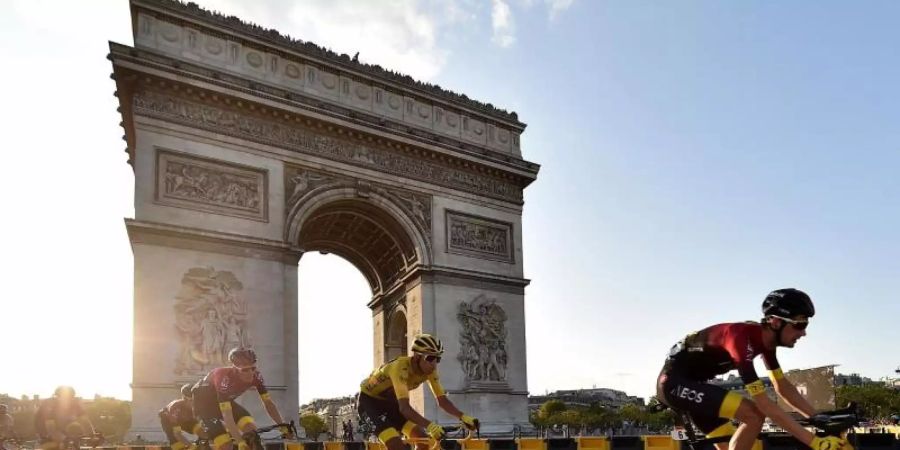 Im Vorjahr gewann der Kolumbianer Egan Bernal in Paris das Gelbe Trikot. Foto: Pa Wire/PA Wire/dpa