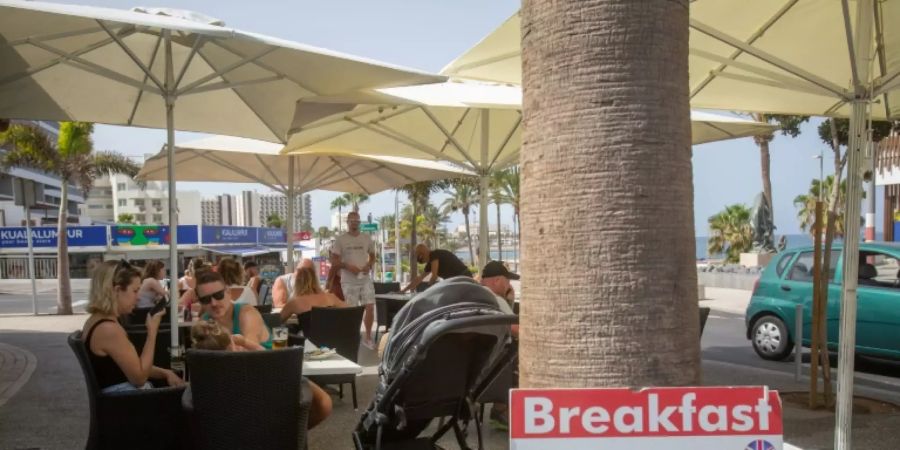Touristen in einem Restaurant an der Playa de las Américas auf Teneriffa