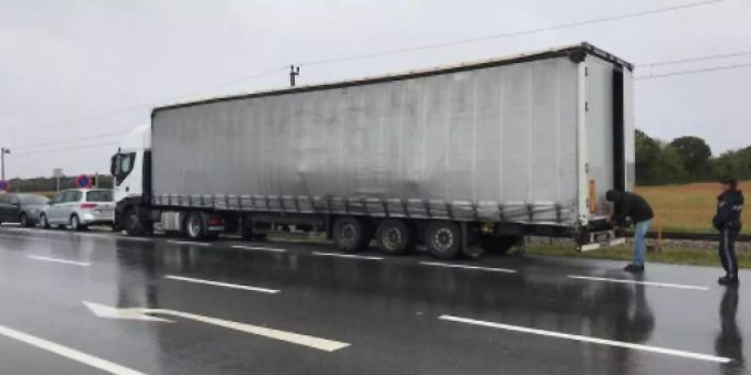 Bis 45 Syrer an Bord - Schlepper-LKW in Österreich angehalten