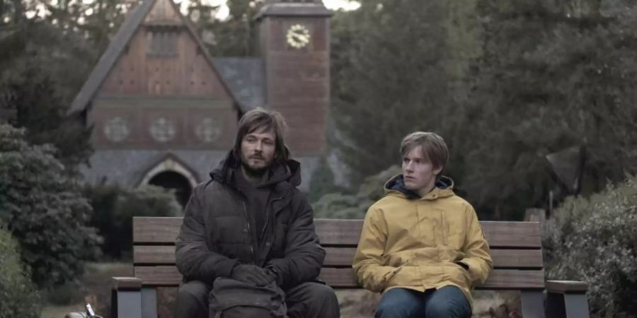 Düsteres Winden: Andreas Pietschmann (l) und Louis Hofmann in einer Szene der ersten Staffel der Netflix-Serie «Dark». Foto: Stefan Erhard/Netflix/dpa