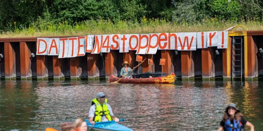 Klimaaktivisten paddeln mit ihren Kanus auf dem Dortmund-Ems-Kanal vor dem Steinkohlekraftwerk Datteln 4. Foto: Guido Kirchner/dpa