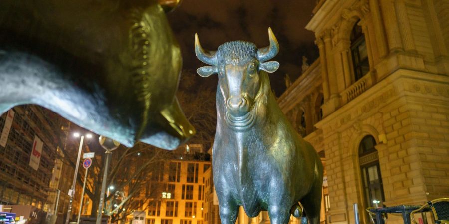 Die Skulpturen von Bulle und Bär stehen vor der Deutschen Börse in Frankfurt am Main. Der Börsenbetreiber hat im vergangenen Jahr glänzend verdient.