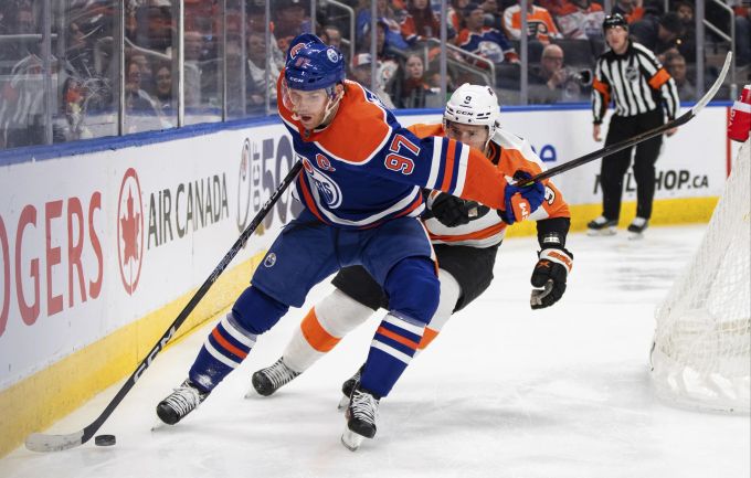 Connor McDavid im Duell mit Philadelphias Ivan Provorov. connor mcdavid