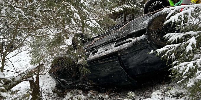 Spektakulärer Auto-Sturz 20 Meter in die Tiefe im Kanton Schwyz, aber nur ein Leichtverletzter. Spektakulärer Auto-Sturz 20 Meter in die Tiefe im Kanton Schwyz, aber nur ein Leichtverletzter.