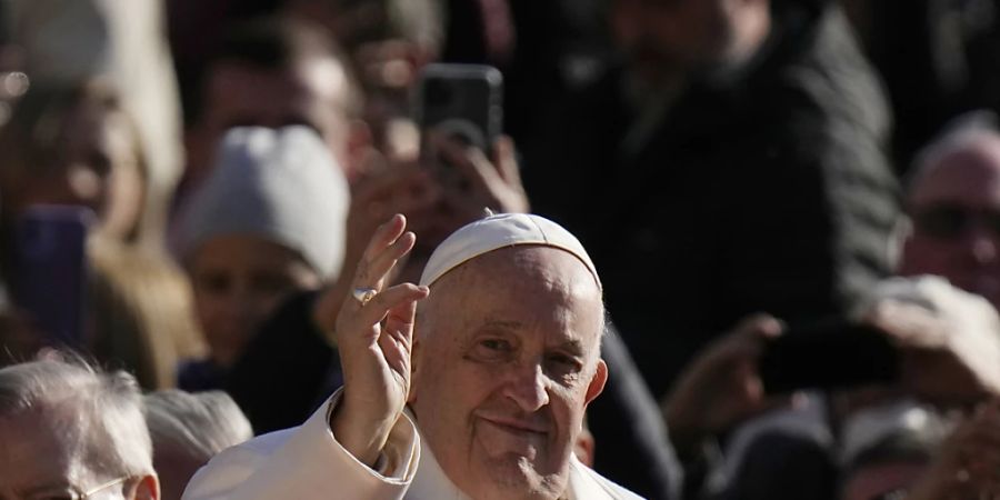 Papst Franziskus ist in ein Krankenhaus gebracht worden. Foto: Alessandra Tarantino/AP/dpa