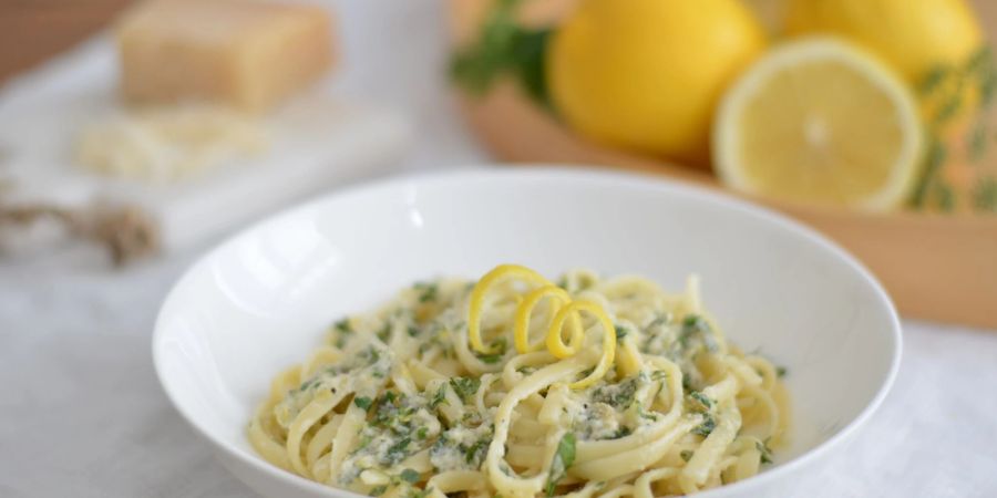 Lust auf Abwechslung? Zitronenabrieb bringt sommerliche Frische in die Pastasauce.