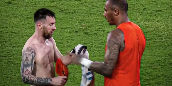 Lionel tauscht nach dem Spiel gegen Curaçao das Trikot mit dem gegnerischen Torwart. Lionel Messi
