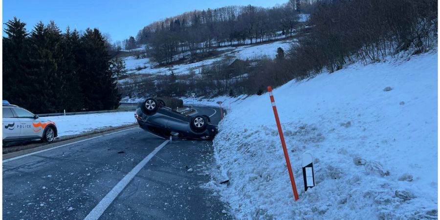 Eine Lenkerin landete in Châtel-St-Denis auf dem Dach