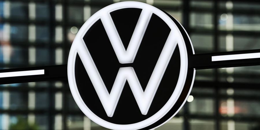 VW muss international über 270.000 Autos wegen Airbag-Risiken zurückrufen. Laut Konzern ist nicht auszuschliessen, dass auch einzelne Autos in Deutschland betroffen sind.