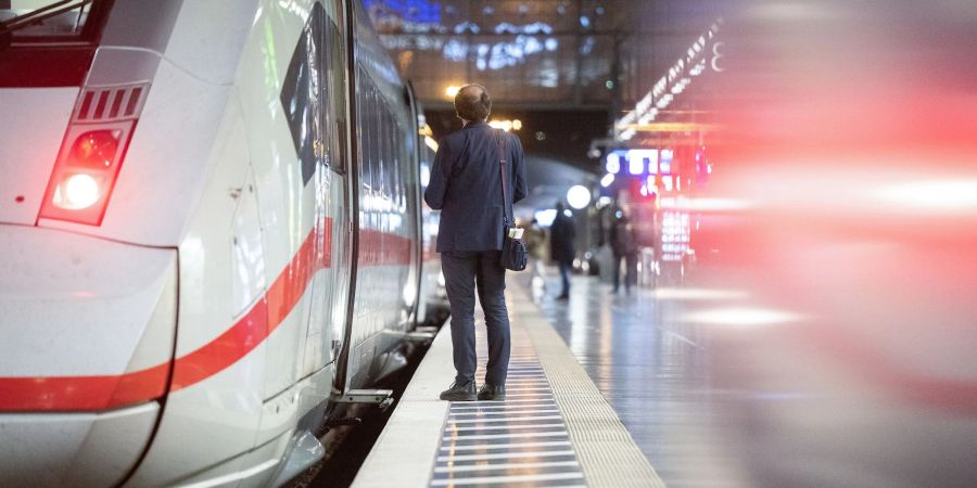 Auch das erneute Zusammentreffen der Tarifparteien kam zu keinem Ergebnis. Nun drohen der Bahn Warnstreiks.