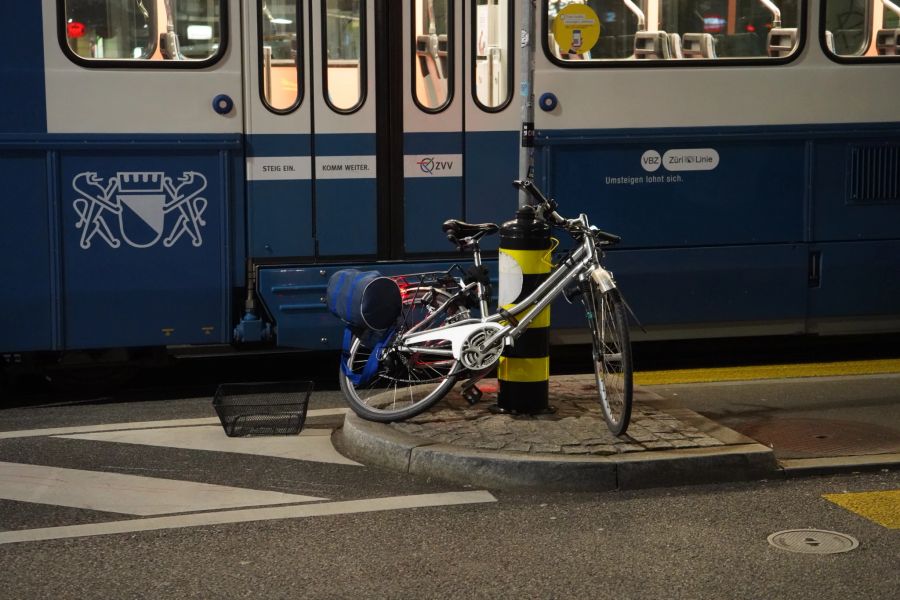 In Zürich sind am Mittwoch ein Tram und ein Velo kollidiert.