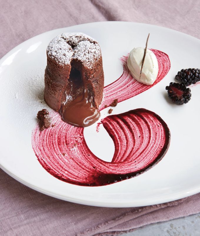 Damit die «Hot Chocolate Fondants» von Beate Wöllstein gelingen, wird ein gefrorener Schokokern kurz vorm Backen in die Mitte des Teigs gedrückt. hot Chocolate Fondants Teig