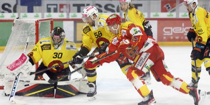 Philip Wüthrich, Goalie des SCB, klärt in extremis gegen Biels Tino Kessler. SCB