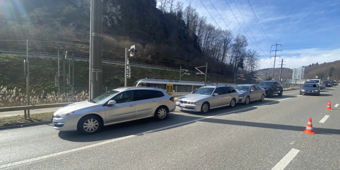 Neuhausen am Rheinfall: Auffahrkollision mit drei Autos Neuhausen am Rheinfall: Auffahrkollision mit drei Autos