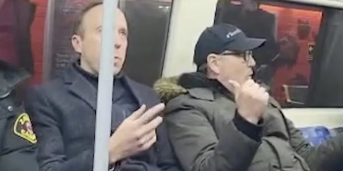 Der Verschwörer sitzt in der Londoner U-Bahn neben Ex-Minister Matt Hancock und beschimpft ihn. Matt Hancocock
