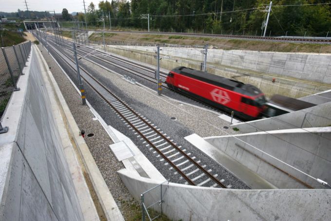 Ein Zug fährt auf dem Parallelgeleise aus dem Önzbergtunnel. «Mehr Zug für die Schweiz» war der Slogan der SBB für die «Bahn 2000». (Archivbild) Bahnverkehr Bahn 2000