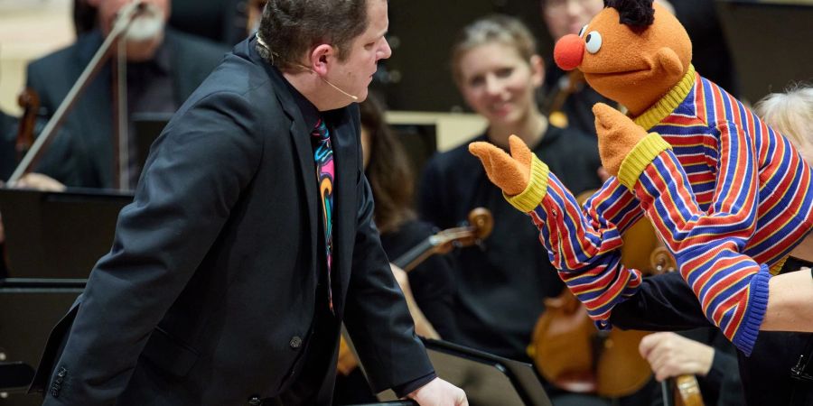 Dirigent David Claessen im Gespräch mit Ernie während des Familienkonzerts im Grossen Saal der Elbphilharmonie.