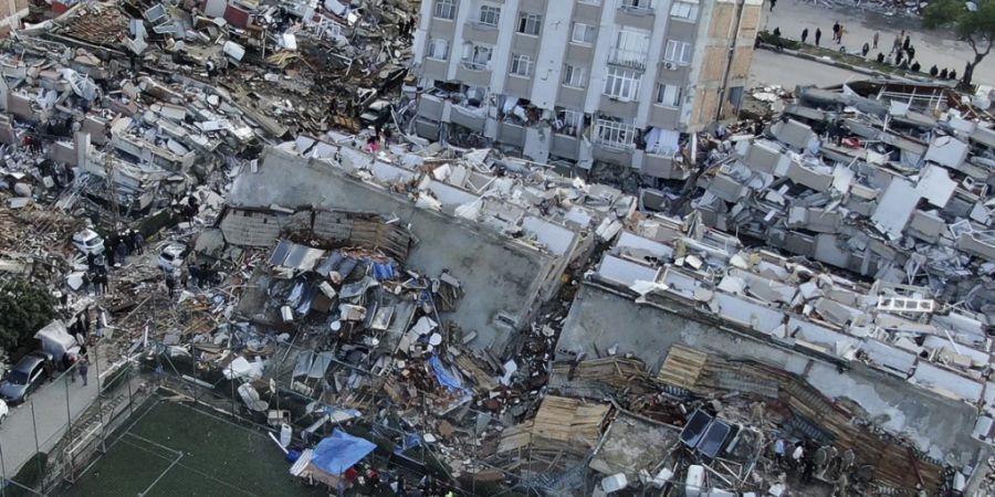 Das Ausmass der Zerstörung ist kaum vorstellbar: Ganze Häuserblocks sind in sich zusammengestürzt. Die Sucharbeiten nach Überlebenden dauert immernoch an. Foto: ---/IHA via AP/dpa