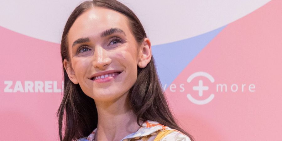 Model und Influencerin Anna Adayam, ehemals Wilken, steht auf dem gelben Teppich bei der Präsentation einer Brillenkollektion.