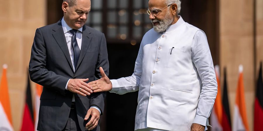 Bundeskanzler Olaf Scholz (l, SPD) steht mit Premierminister Narendra Modi am Hyderabad House, dem Gästehaus der indischen Regierung. Scholz hält sich zu einem zweitägigen Besuch in Indien auf und besucht auch Bangaluru. Foto: Michael Kappeler/dpa