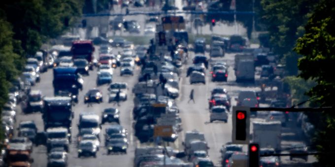 Autos, LKW und Lieferfahrzeuge fahren auf dem Kaiserdamm in Berlin. Autos
