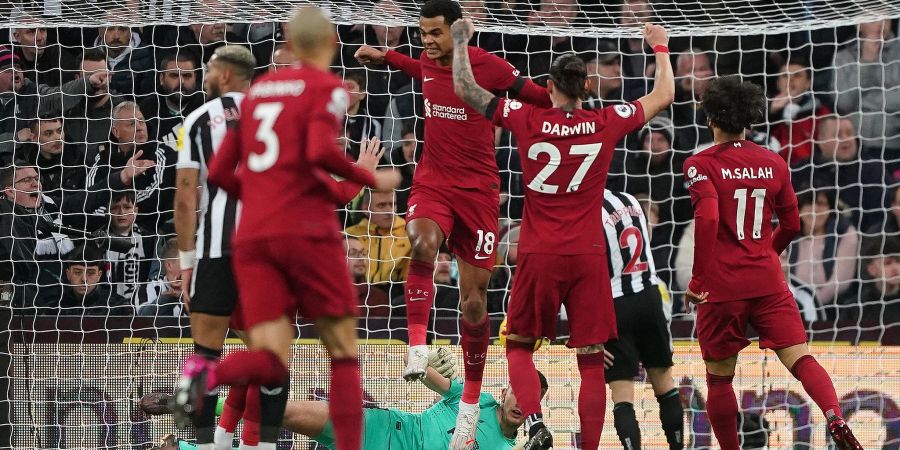 Liverpools Cody Gakpo (M) hat gerade das 2:0 für seine Mannschaft erzielt.