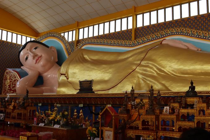 Tempel-Touren: Auf der Reise sind die religiösen Stätten zahlreich zu besichtigen – so auch der Wat Chayamangkalaram Tempel auf Penang mit einem liegenden Buddha. Tempel Buddha Penang