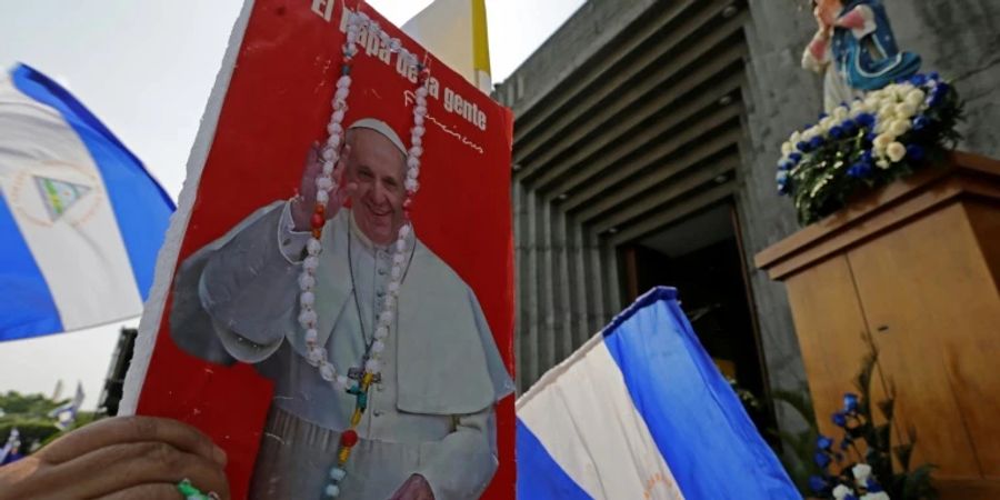 Papst-Bildnis bei Freiluft-Messe in Managua